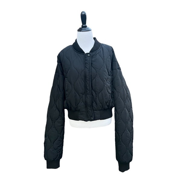 NWOT Pretty Little Thing Black Cropped Crop Puffer Jacket Quilted Coat Size 12 - Picture 3 of 6